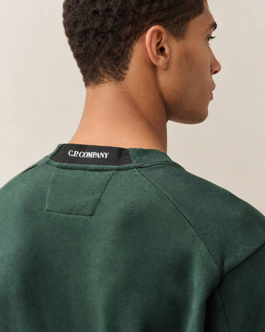 CP COMPANY LENS CREWNECK SWEATSHIRT – PONDEROSA PINE GREEN